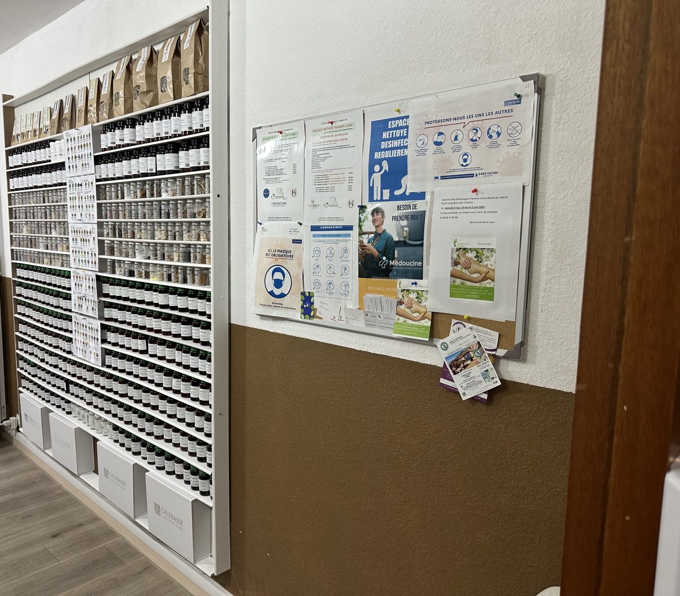 Mur de pharmacopée chinoise du cabinet de Saint-Lô, à l'accueil des patients