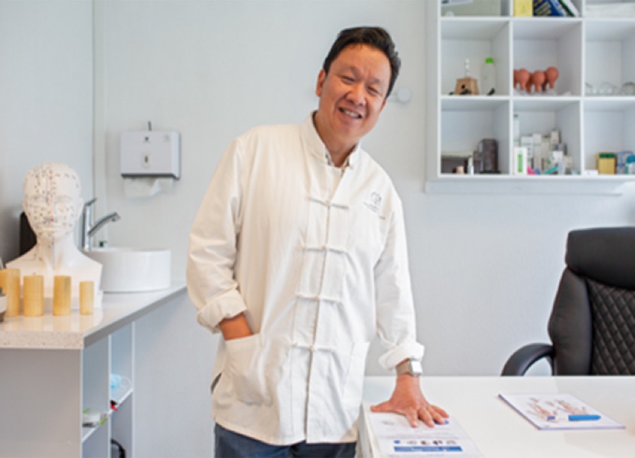 Le Dr. Jean-François Long Wah, souriant, dans son cabinet de Saint-Lô